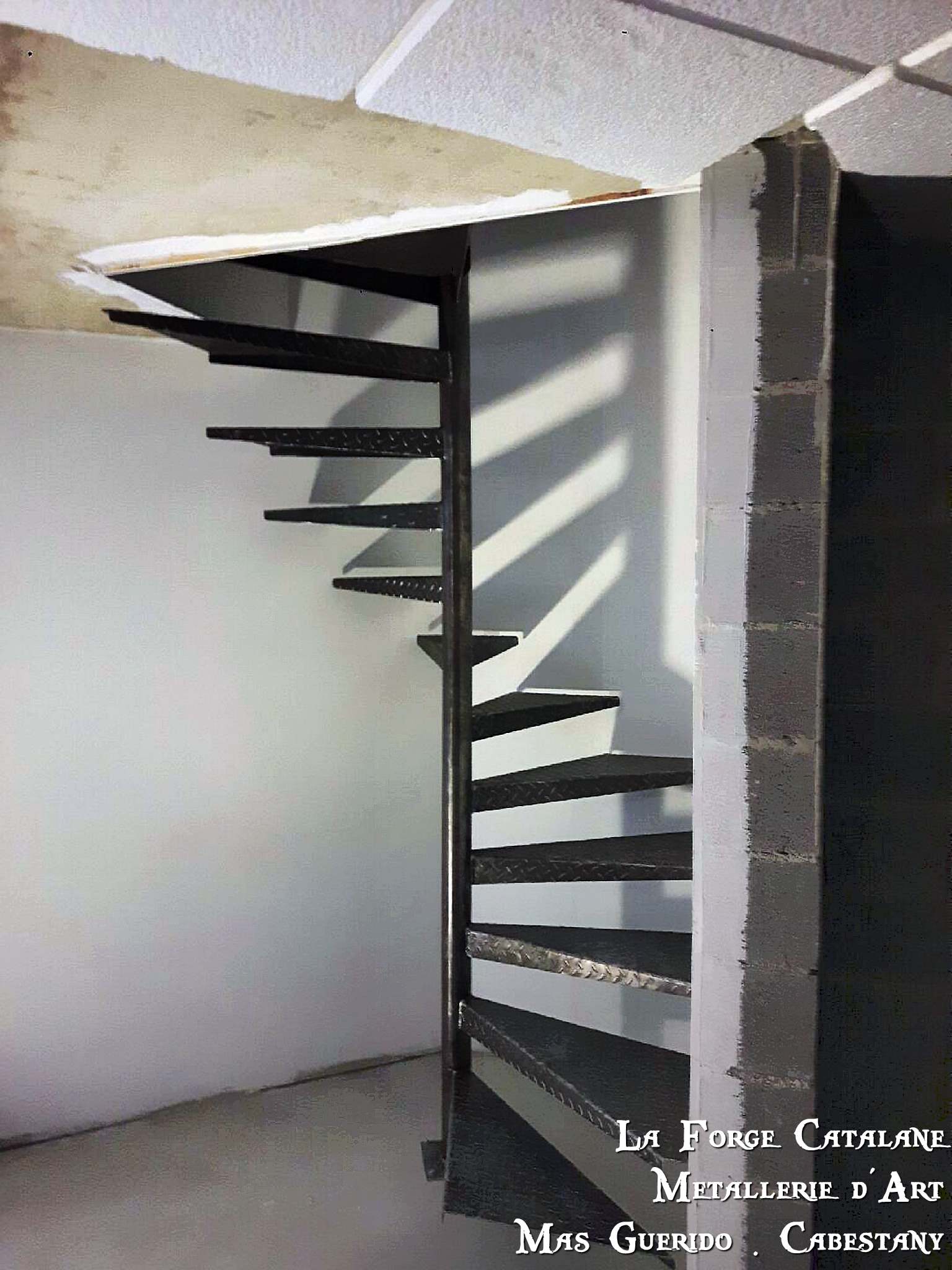 Escalier Helicoidal marches fer 12 forge catalane.jpg